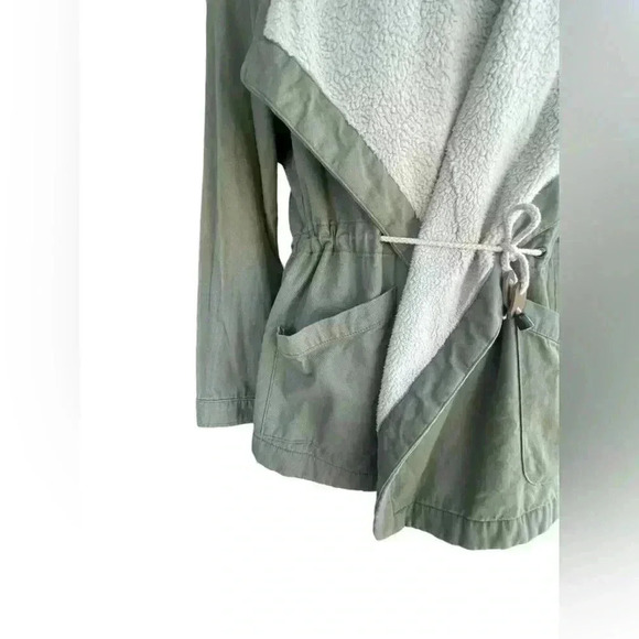 Unpublished women’s asymmetric fur fully lined navy green front pockets sz M - Picture 3 of 9